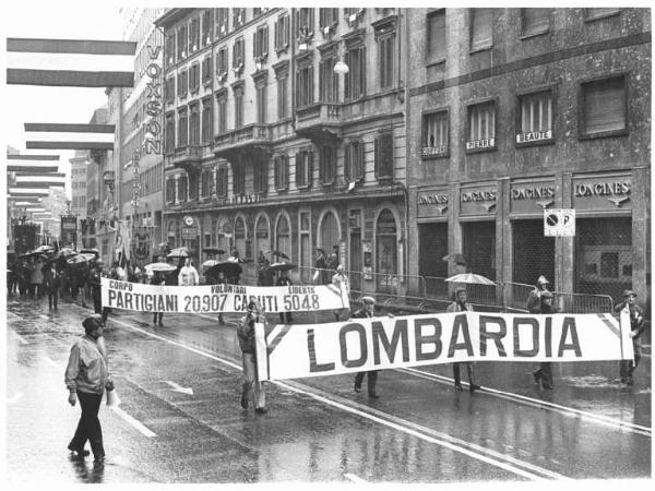 Manifestazione per il Trentennale della Resistenza - Corteo sotto la pioggia - Spezzone della Lombardia - Striscione - Gonfaloni