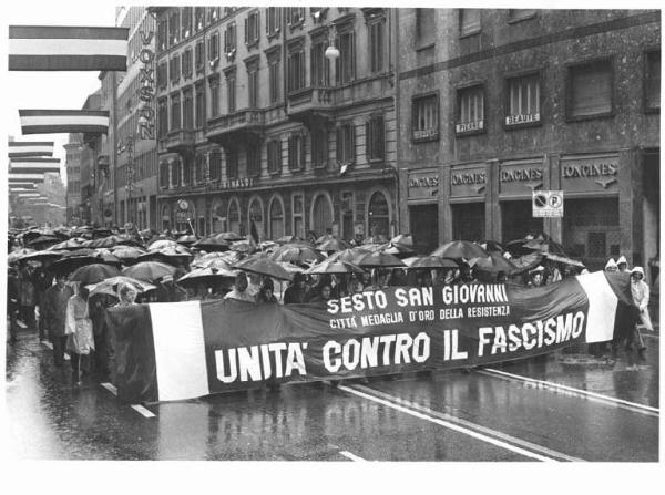 Manifestazione per il Trentennale della Resistenza - Corteo sotto la pioggia - Spezzone di Sesto San Giovanni - Striscione