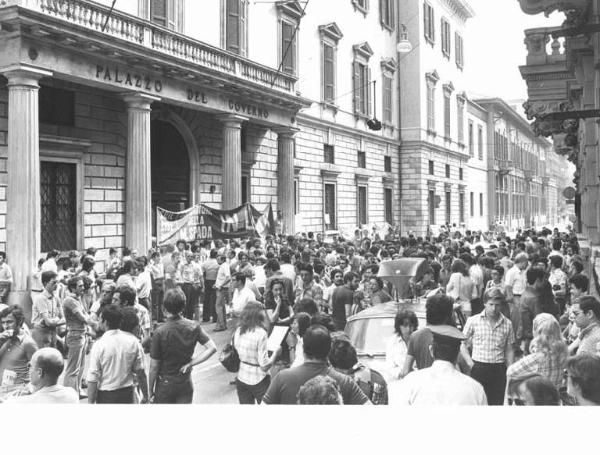 Presidio dei lavoratori davanti alla Prefettura per il posto di lavoro - Delegazione in Prefettura - Striscioni - Auto con altoparlante