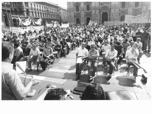 Piazza del Duomo - Presidio dei lavoratori delle fabbriche occupate contro i licenziamenti - Assemblea in piazza - Oratore al microfono - Lavoratori - Striscioni