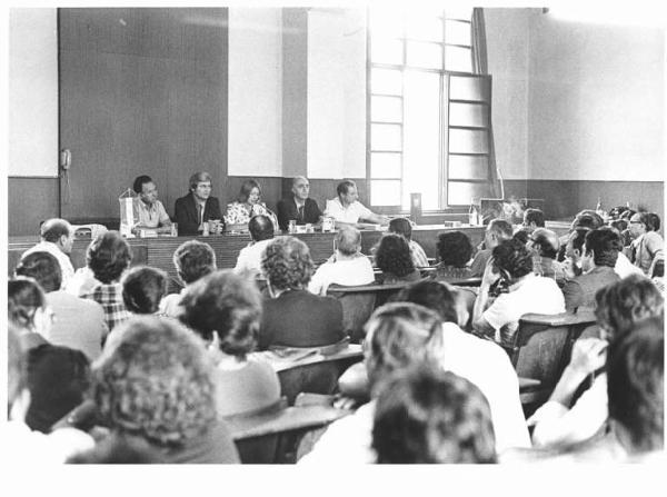 Camera del Lavoro - Sala "Bruno Buozzi" - Interno - Incontro dei dirigenti della Camera del Lavoro con una delegazione sindacale della Germania Est - Tavolo della presidenza con G. Scarpino, il dirigente sindacale della Fdgb, M. Pirola