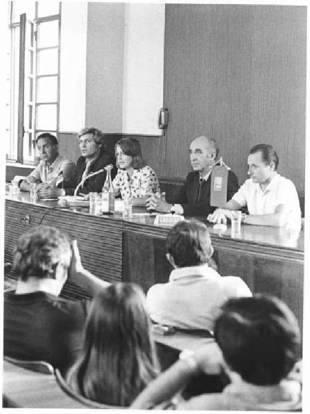 Camera del Lavoro - Sala "Bruno Buozzi" - Interno - Incontro dei dirigenti della Camera del Lavoro con una delegazione sindacale della Germania Est - Tavolo della presidenza con G. Scarpino, il dirigente sindacale della Fdgb, M. Pirola