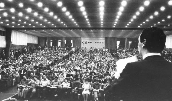 Sala dei Congressi della Provincia - Interno - Assemblea provinciale unitaria di Cgil, Cisl e Uil su occupazione e contratti - Panoramica sulla sala - Platea - Palco - Lucio De Carlini di spalle al microfono