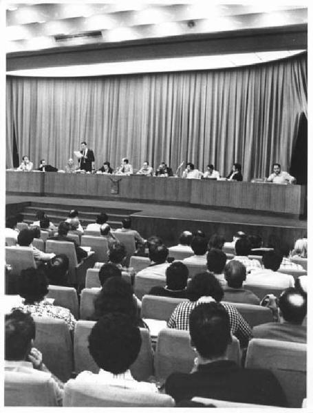 Sala dei Congressi della Provincia - Interno - Assemblea provinciale unitaria di Cgil, Cisl e Uil su occupazione e contratti - Palco - Tavolo della presidenza - Lucio De Carlini al microfono