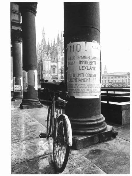 Sciopero dei lavoratori della Innocenti per l'occupazione - Manifestazione in piazza del Duomo - Manifesto appeso a una colonna - Bicicletta