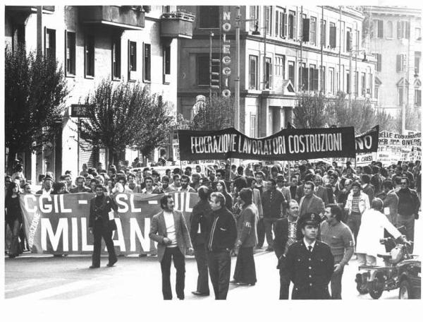 Manifestazione nazionale dei lavoratori edili - Corteo - Spezzone lavoratori di Milano - Striscioni