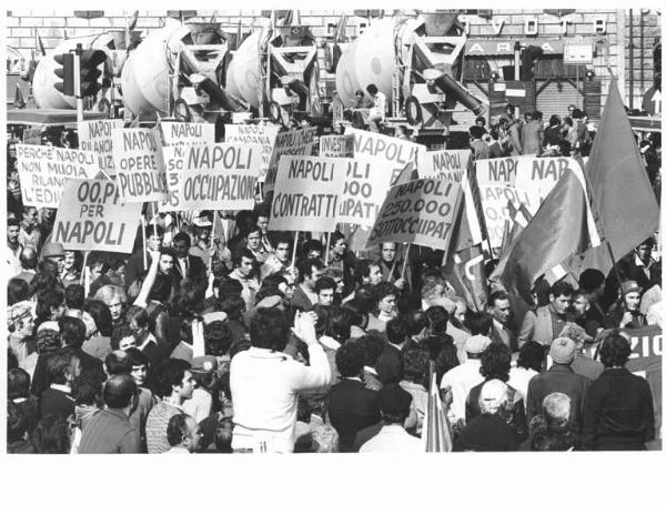 Manifestazione nazionale dei lavoratori edili - Corteo - Spezzone lavoratori di Napoli - Cartelli - Bandiere