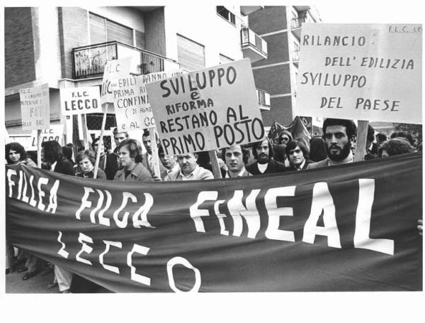 Manifestazione nazionale dei lavoratori edili - Corteo - Spezzone lavoratori di Lecco - Striscione - Cartelli