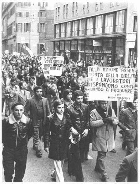 Sciopero dei lavoratori della Breda Siderurgica - Corteo in corso Venezia verso l'Intersind - Operai con cartelli