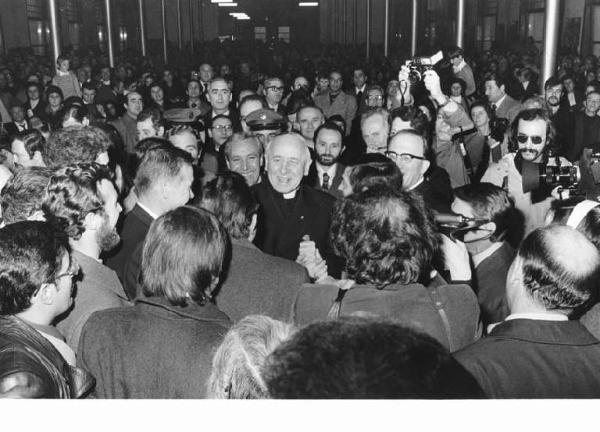 Occupazione della Fabbrica Innocenti Leyland (Innse) contro i licenziamenti - Interno - Visita del vescovo di Milano Mons. Colombo - Sindacalisti - Operai - Fotografi