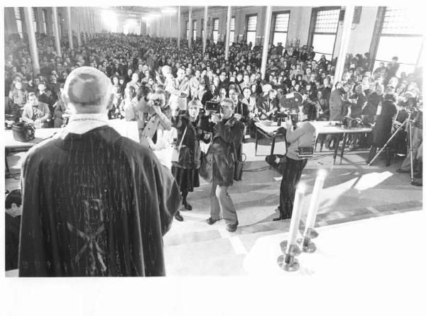 Occupazione della Fabbrica Innocenti Leyland (Innse) contro i licenziamenti - Interno - Visita del vescovo di Milano Mons. Colombo - Celebrazione della messa - Platea con operai - Fotografi