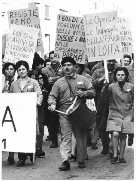 Sciopero dei lavoratori della Parma - Corteo - Operai con tuta da lavoro - Striscione - Cartelli - Tamburo