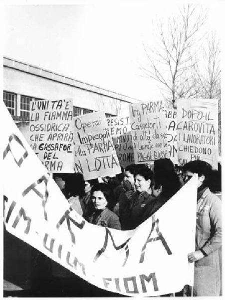 Sciopero dei lavoratori della Parma - Presidio davanti alla fabbrica - Operaie con grembiule da lavoro - Striscione - Cartelli