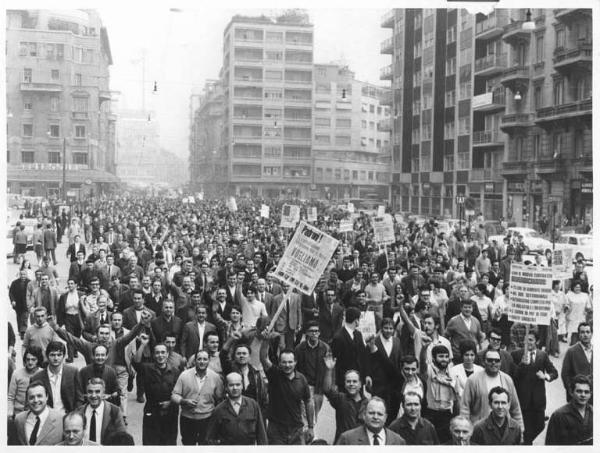 Sciopero dei lavoratori metallurgici per il rinnovo del contratto - Corteo proveniente da Sesto San Giovanni in piazza Argentina - Lavoratori salutano con il pugno chiuso - Cartelli