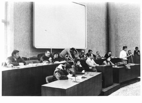 Sala del Comune di Sesto San Giovanni - Interno - Convegno costitutivo del sindacato unitario metalmeccanici della zona di Sesto San Giovanni - Tavolo della presidenza - Oratore al microfono