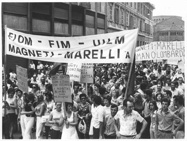 Sciopero dei lavoratori metallurgici di Sesto San Giovanni per la salvaguardia della salute in fabbrica - Corteo a Milano - Spezzone lavoratori della Magneti Marelli - Striscioni - Cartelli - Bandiere