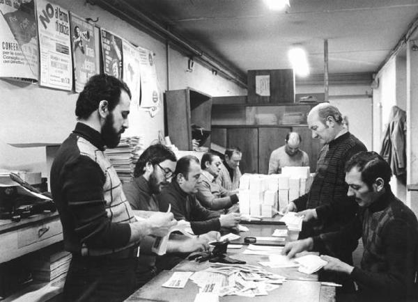 Innocenti Leyland - Interno - Lavoratori preparano i blocchetti dei biglietti della sottoscrizione lanciata dal sindacato in favore dei lavoratori Leyland