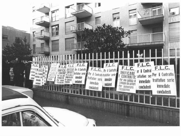 Sciopero dei lavoratori edili per il contratto - Cartelli Flc appesi a una cancellata in piazza Firenze