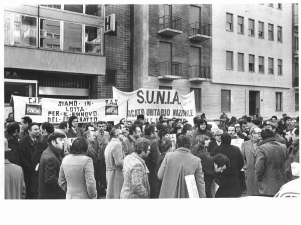 Sciopero dei lavoratori edili per il contratto - Presidio in via Marco Antonio Colonna davanti alla Robert Bosch Spa - Lavoratori - Striscione Sunia - Cartelli