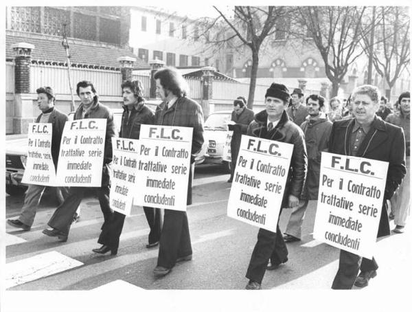 Sciopero dei lavoratori edili per il contratto - Corteo in via Marco Antonio Colonna - Lavoratori con cartelli Flc