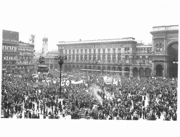 Sciopero regionale per l'occupazione - Comizio in piazza del Duomo - Panoramica sulla piazza dall'alto - Folla di manifestanti - Striscioni - Pubblicità sui palazzi - Monumento a Vittorio Emanuele II