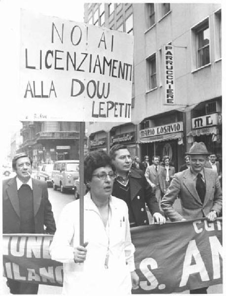 Sciopero dei lavoratori chimici - Corteo - Donna con cartello contro i licenziamenti alla Dow Lepetit - Grembiule da lavoro - Striscione