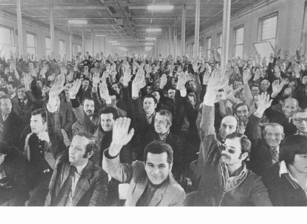 Innocenti Leyland - Interno - Assemblea dei lavoratori - Panoramica sulla sala - Platea - Votazione per alzata di mano