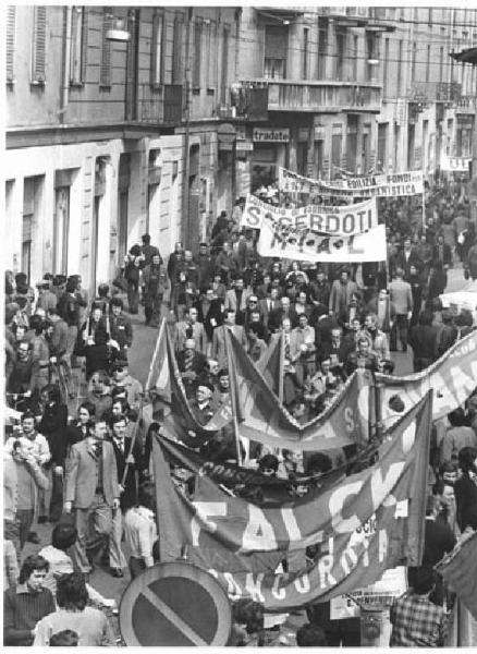 Sciopero dei lavoratori metalmeccanici per il contratto - Corteo - Spezzone lavoratori della Falck - Operai con tuta da lavoro - Striscioni