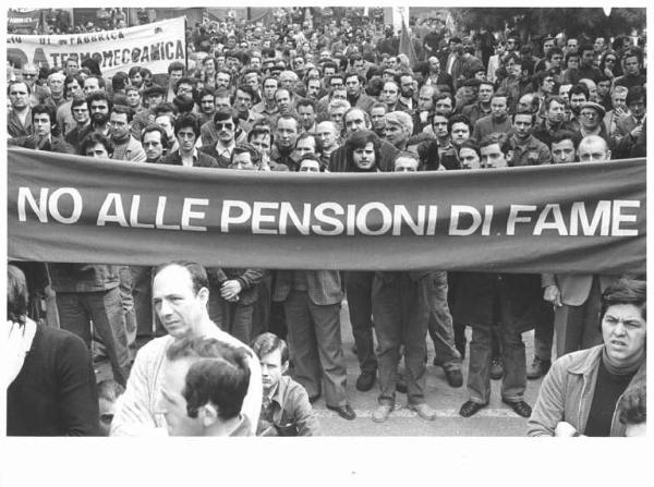 Sciopero dei lavoratori metalmeccanici per il contratto - Comizio - Lavoratori - Operai con tuta da lavoro - Striscione sulle pensioni