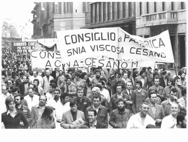 Sciopero regionale dei lavoratori chimici per il contratto - Corteo in corso Venezia - Spezzone lavoratori della Snia Viscosa - Operai con tuta da lavoro - Striscioni