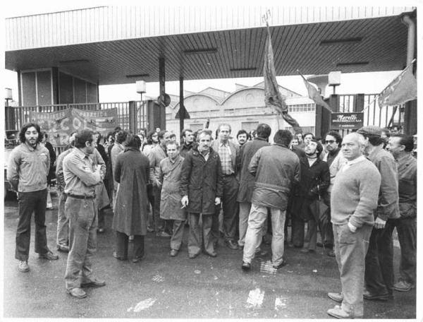 Ercole Marelli - Picchetto dei lavoratori davanti all'ingresso della fabbrica - Operai con tuta da lavoro - Striscione - Bandiere