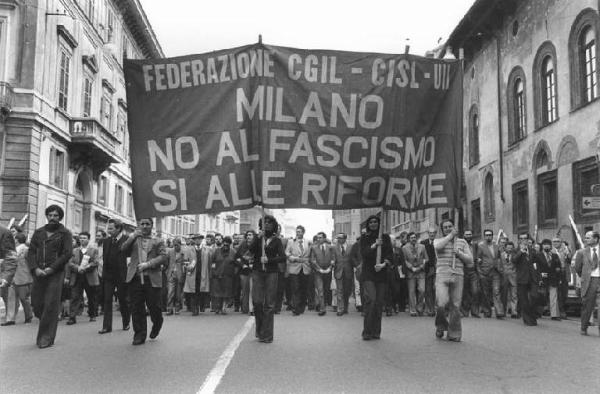 Festa dei lavoratori - Manifestazione del primo maggio - Corteo - Striscione di apertura - In prima fila tra gli altri, Luigia Alberti, Lucio De Carlini, Luciano Lama, Aldo Aniasi, Giulio Polotti, Leonardo Banfi, Sergio Soave