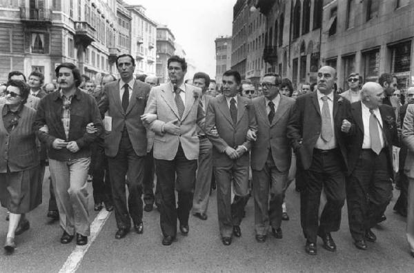 Festa dei lavoratori - Manifestazione del primo maggio - Testa del corteo con Luigia Alberti, Lucio De Carlini, Luciano Lama, Aldo Aniasi, Aldo Bonaccini, Giulio Polotti