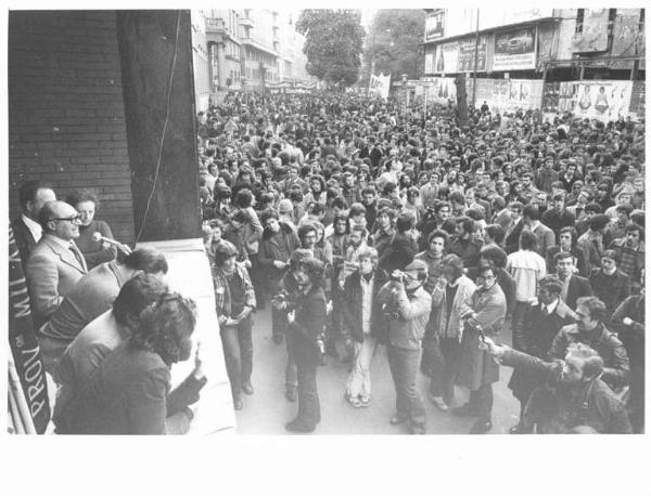 Manifestazione di extraparlamentari per l'uccisione di Gaetano Amoroso accoltellato dai fascisti - Comizio davanti all'Anpi - Balcone - Tino Casali al microfono - Folla di manifestanti - Striscioni - Cartelloni pubblicitari