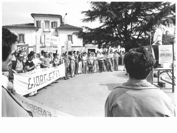 Sciopero nazionale dei lavoratori del legno per il rinnovo del contratto - Comizio in piazza - Palco - Oratore al microfono - Manifesto della giornata di lotta - Lavoratori - Striscione lavoratoti della Giorgetti - Cartelli