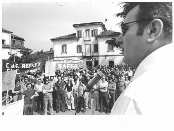 Sciopero nazionale dei lavoratori del legno per il rinnovo del contratto - Comizio in piazza - Oratore al microfono - Lavoratori - Striscioni lavoratori della Arflex e della Saffa - Cartelli