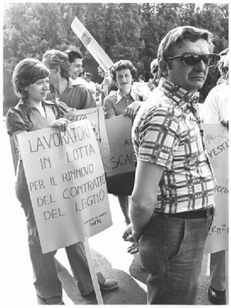 Sciopero nazionale dei lavoratori del legno per il rinnovo del contratto - Comizio in piazza - Lavoratrici della Saffa con cartelli