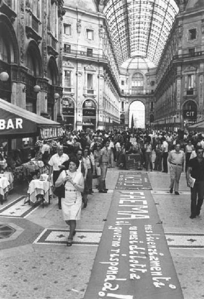 Presidio dei lavoratori della Faema e della Ceruti in Galleria Vittorio Emanuele - Lavoratori - Striscioni - Passanti - Bandiera Flm