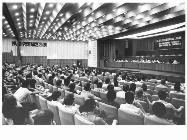 Sala dei Congressi della Provincia - Interno - Convegno unitario dei lavoratori del legno - Panoramica sulla sala - Tavolo della presidenza e platea - Parola d'ordine