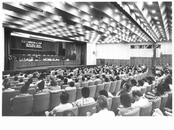 Sala dei Congressi della Provincia - Interno - Convegno unitario dei lavoratori del legno - Panoramica sulla sala - Tavolo della presidenza e platea - Parola d'ordine