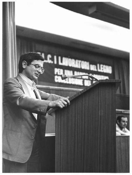 Sala dei Congressi della Provincia - Interno - Convegno unitario dei lavoratori del legno - Palco - Ritratto maschile - Oratore al microfono - Parola d'ordine