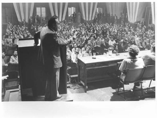 Camera del Lavoro - Salone "Di Vittorio" - Interno - Assemblea dei lavoratori del pubblico impiego - Tavolo della presidenza - Rinaldo Scheda al microfono - Platea