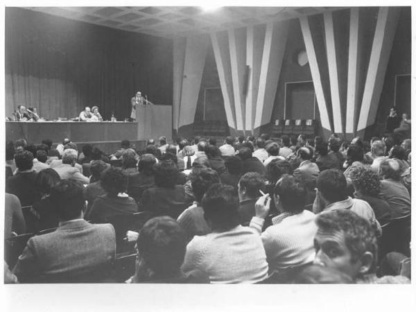 Camera del Lavoro - Salone "Di Vittorio" - Interno - Assemblea dei lavoratori del pubblico impiego - Tavolo della presidenza - Rinaldo Scheda al microfono - Platea