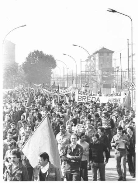 Sciopero generale investimenti, riconversione, occupazione - Corteo - Spezzone lavoratori della Breda Fucine - Operai con tuta da lavoro - Striscioni - Bandiere