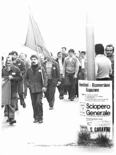 Sciopero generale investimenti, riconversione, occupazione - Corteo - Operai con tuta da lavoro - Bandiera - Manifesto dello sciopero