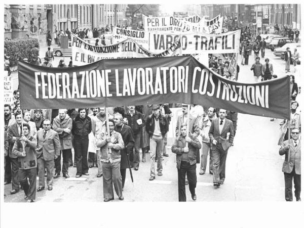 Sciopero generale indetto dalla Federazione Cgil, Cisl, Uil per la modifica dei provvedimenti governativi - Corteo in corso Venezia - Spezzone lavoratori edili - Striscioni - Cartelli