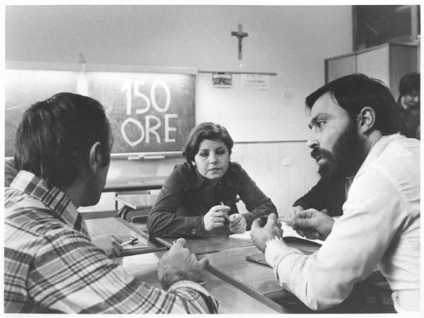 Scuola di via Gallaratese - Aula scolastica - Interno - Corso 150 ore - Sindacalista con studenti - Lavagna con la scritta "150 ore"