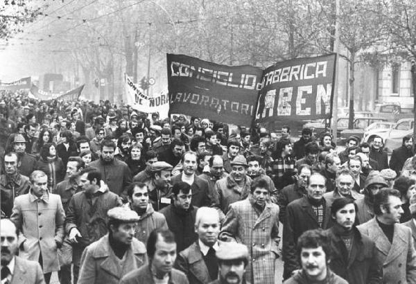 Sciopero regionale indetto dalla Federazione Cgil, Cisl, Uil su occupazione, investimenti, ripresa produttiva - Corteo - Spezzone lavoratori della Laben - Striscioni