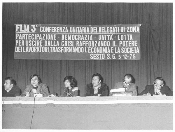 Conferenza unitaria Flm dei delegati di zona - Interno - Tavolo della presidenza con, tra gli oratori Aurelio Crippa, Giovanni Chinosi, Bruno Trentin - Parola d'ordine