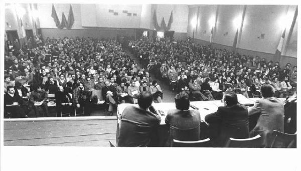 Conferenza unitaria Flm dei delegati di zona - Interno - Panoramica sulla sala - Tavolo della presidenza con oratori di spalle - Platea con il pubblico - Bandiera italiana